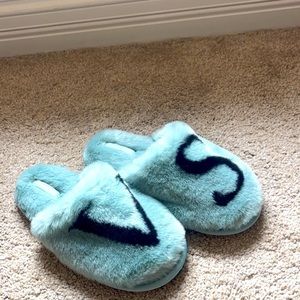 Brand new Victoria’s Secret fuzzy slippers NWT size small ( 6/7)